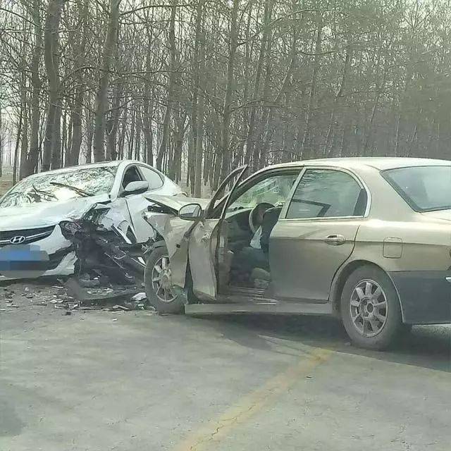 唐山此地两辆私家车发生车祸,现场状况惨烈!提醒过路司机绕行!