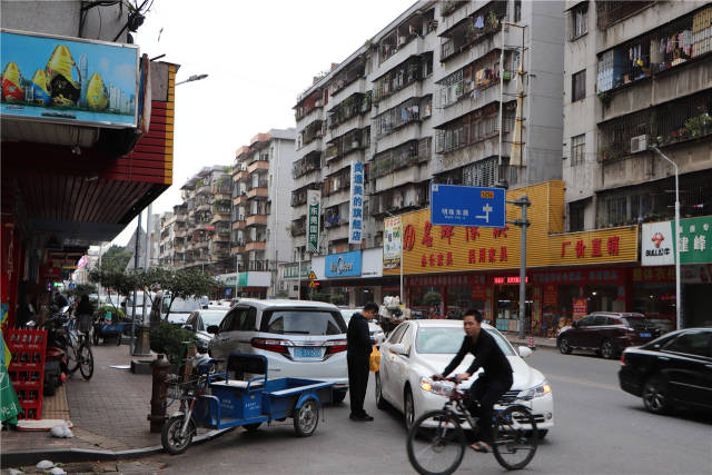 实拍东莞市石龙镇与石碣镇交界处的街头风景