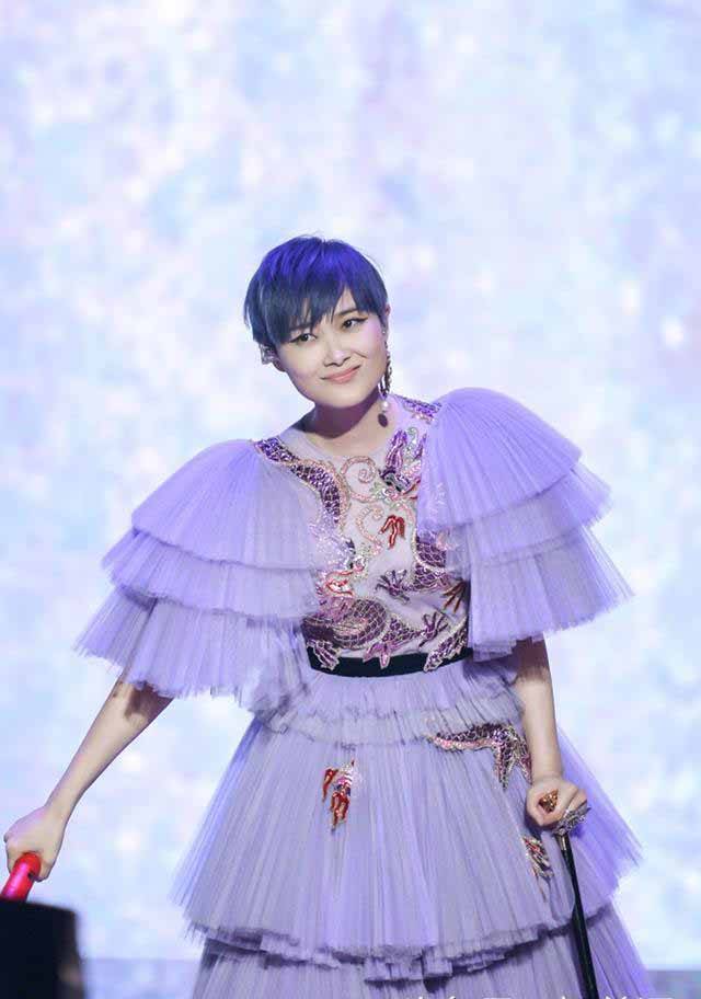 你觉得李宇春适合穿