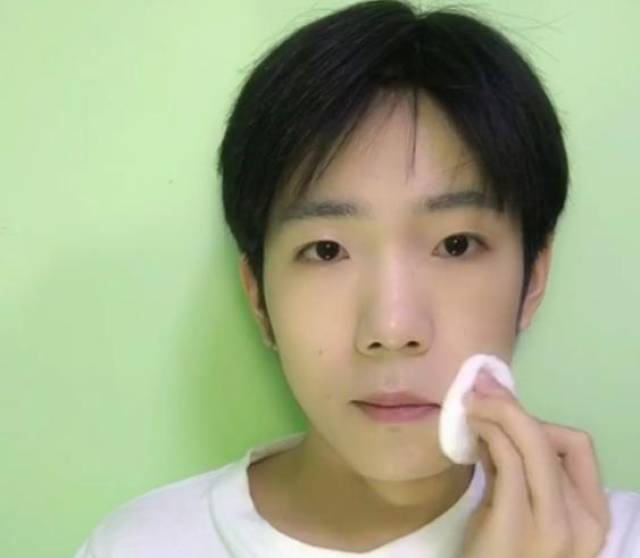 男生化妆成萌妹,骚起来真没女生什么事