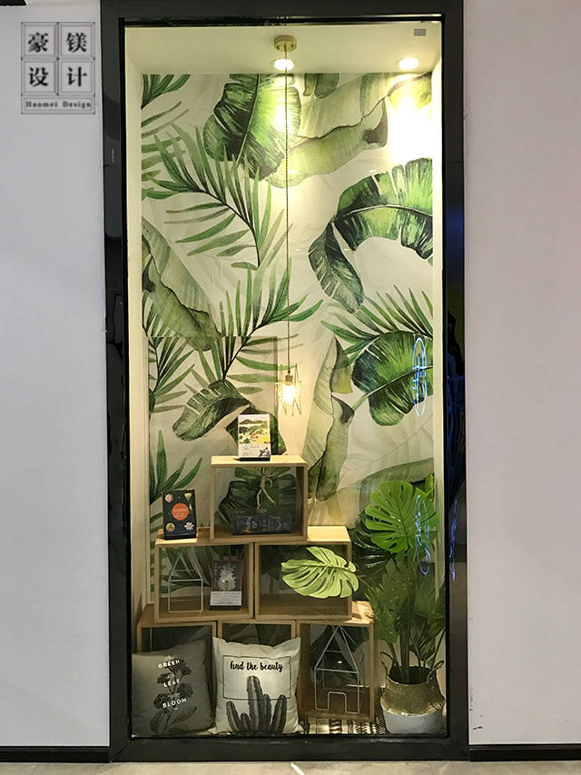 橱窗的展示是吸引顾客上门的另一种简单易操作的做法,软装设计的