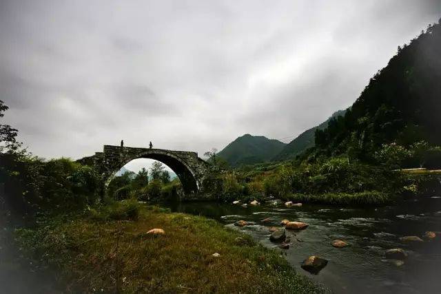 上面也是革命圣地 井冈山下龙源口石桥