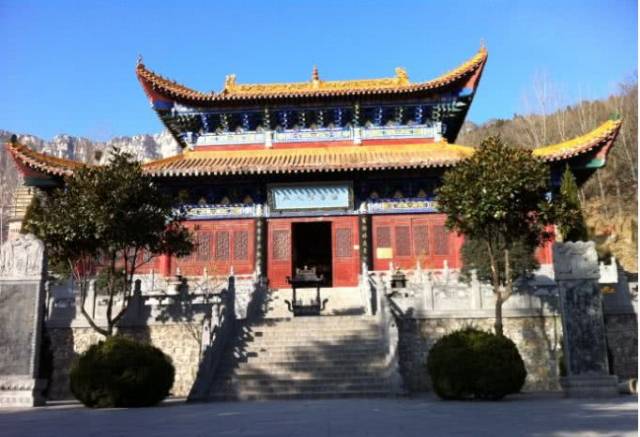 在登封,有一座中国最早的佛教寺院之一的寺庙,叫"法王寺"