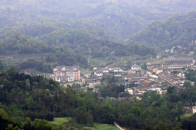 景区成都邛崃与雅安名山,芦山县雨城接壤,地处邛崃山脉尾部.