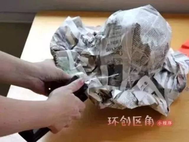 2.用彩色皱纹纸做画修饰帽子