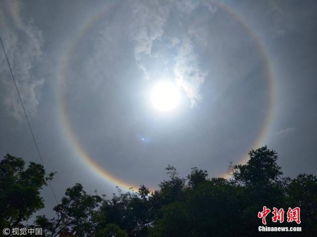 昆明天空现日晕景观 硕大光圈包裹太阳