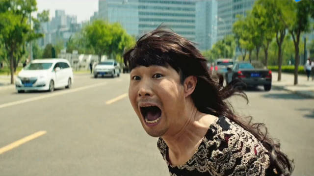 老了!这部电影票房不到两千万,男扮女装的他还