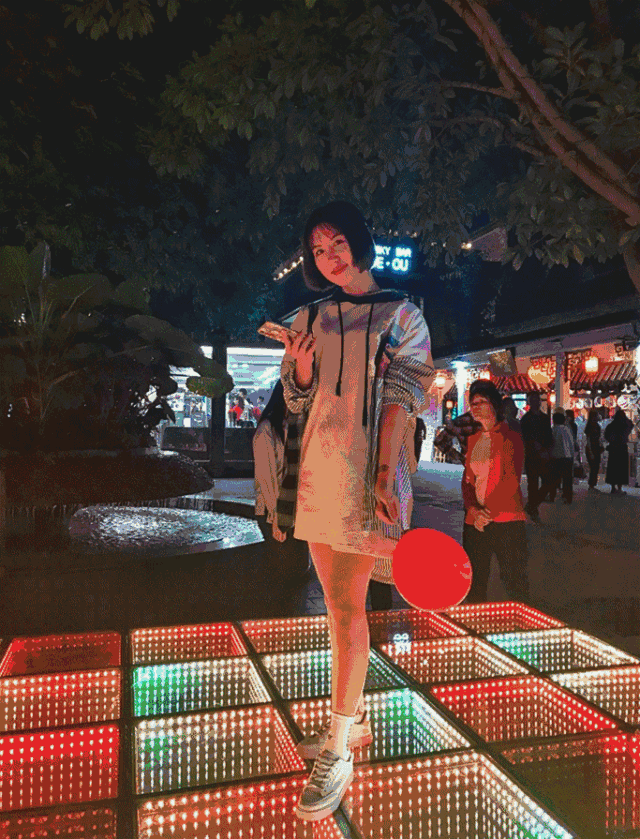 烟花外,现场还设置有多个光影互动作品,如无尽万花筒,万丈深渊桥,水墨