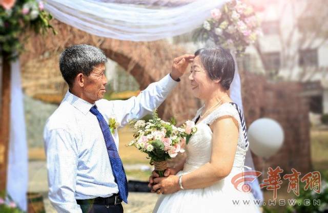 "婚礼公司工作人员强鹏翔称,自己从小就长在农村,就想着老年人也没有