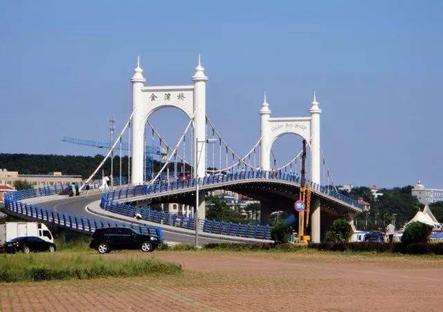 金湾桥位于金石滩黄金海岸东海岸边一座极具观赏的大桥.