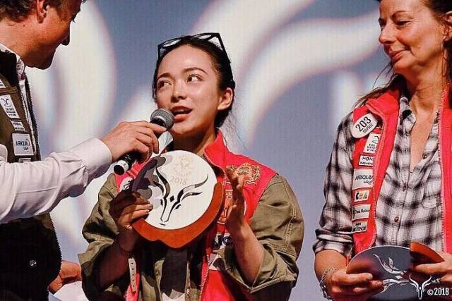 0旅游节目主持人陈蕴孜,同来自 瑞士的选手sophie组成 摩中友好/塞尚