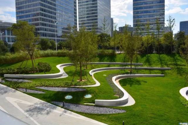 该区域内还会修建休憩景观坐凳,阳光草坪,月亮湖,以及景观步道,花海