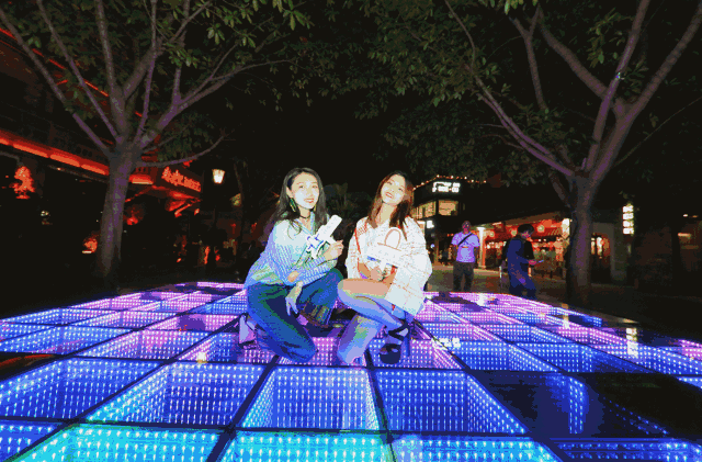 l 新媒体光影互动 除了水晶烟花外,现场还设置有多个光影互动作品,如