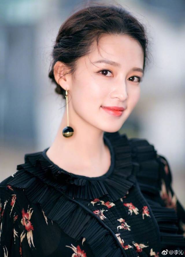 李沁发文晒美照,,迷人身材女人味十足,网友:这曲线太美了