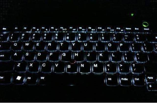 夜间操作看不见键盘,怎样打开键盘灯?