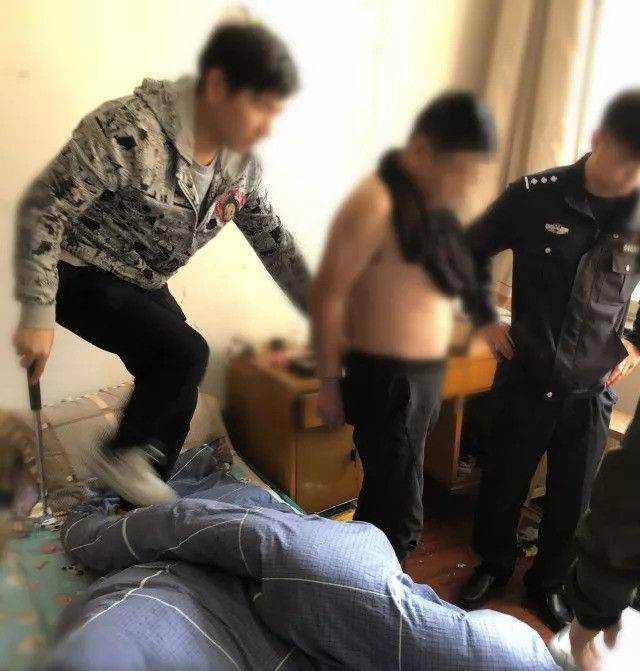 男子刚从atm机旁离开 被一把菜刀架在脖子上