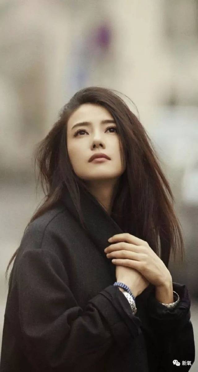 高圆圆的头发也是让人羡慕哭,乌黑浓密,柔软蓬松.