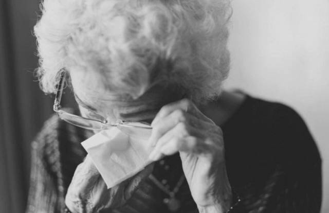 92岁老人征婚保姆式老伴,警告你女人没钱有多