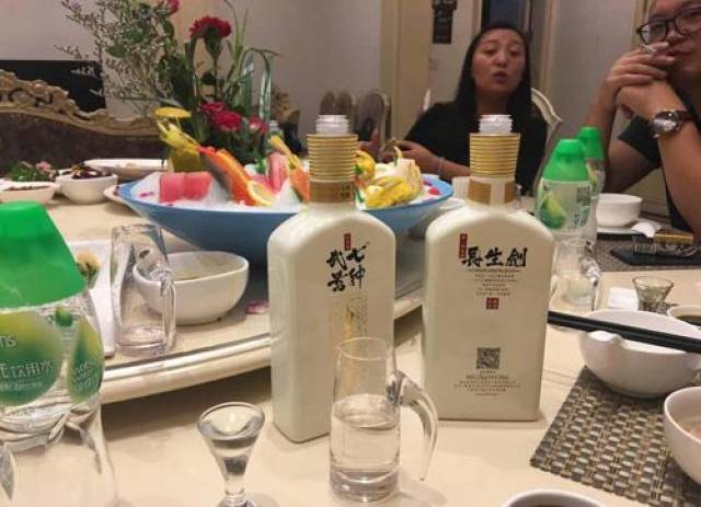 白酒知识:喝酱香型白酒选择小酒杯,原来不是没有道理的!