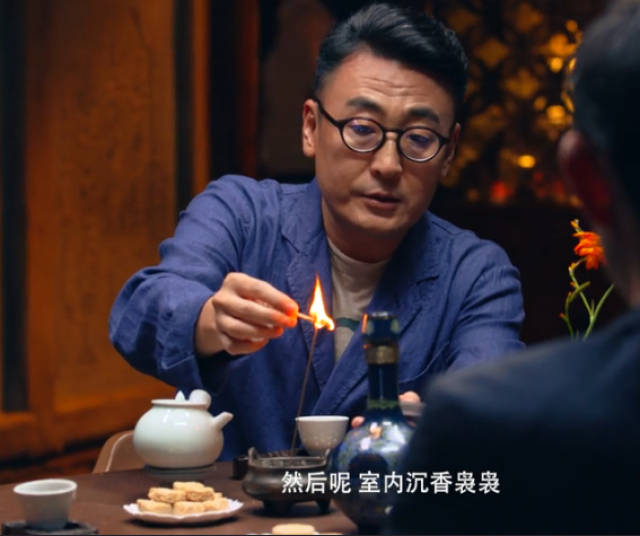 窦文涛的《圆桌派》节目,为什么总会燃一根香