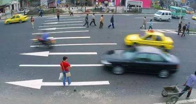 机动车不礼让行人会被记3分!然而,我在路上怎么从没见过车让人