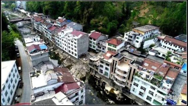 巴庙镇位于镇巴县东部,距县城65公里,东与紫阳县红椿镇相接,南,西与