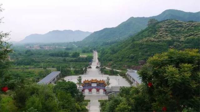 景区内设有北京渔阳国际滑雪场,生态园餐厅等.青龙