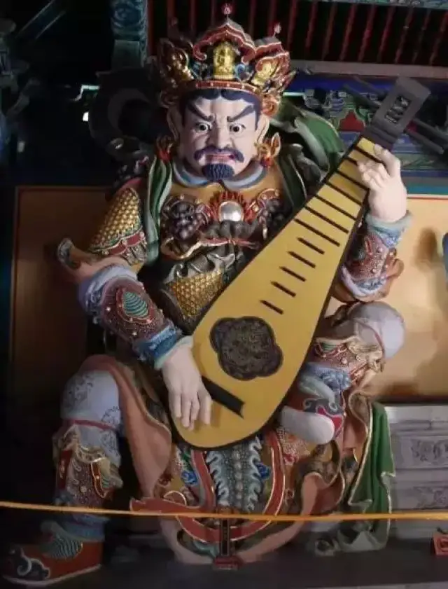 东方持国天王:守护国土,是帝释天的主乐神,手中持有琵琶;身白色,护持