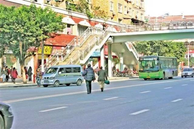 机动车不礼让行人会被记3分!然而,我在路上怎么从没见过车让人