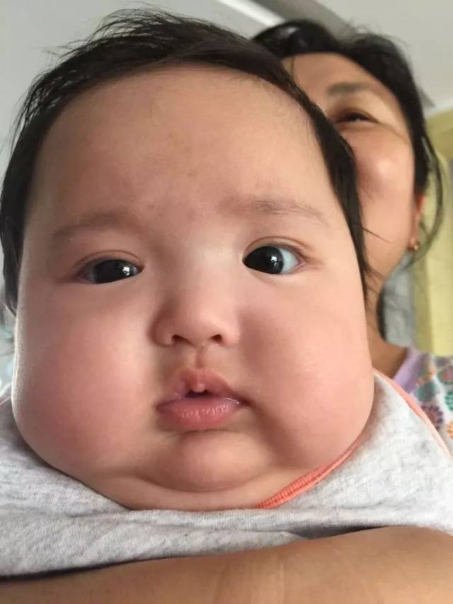 这个中国小胖孩,凭借表情包拿到各种品牌赞助!