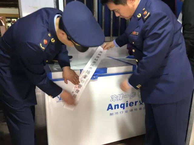 马桶边上制作盐水鹅,鸭肉满是污垢!苏州人当心,这些黑心食品专门卖给......