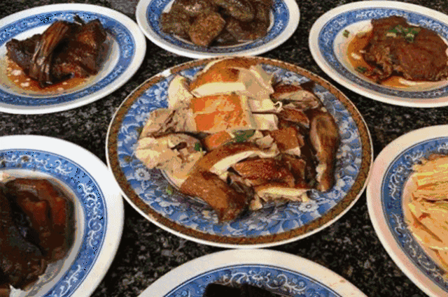 马桶边上制作盐水鹅,鸭肉满是污垢!苏州人当心,这些黑心食品专门卖给......