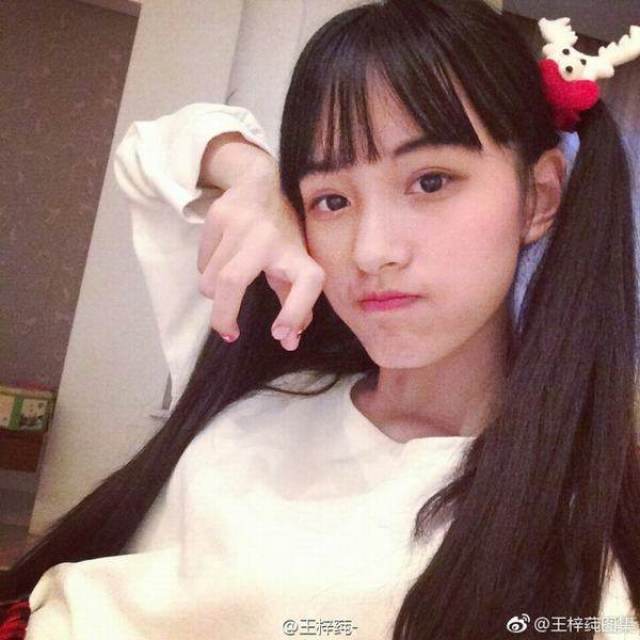 00后挑战奶茶妹妹 清纯的高中校服少女王梓莼