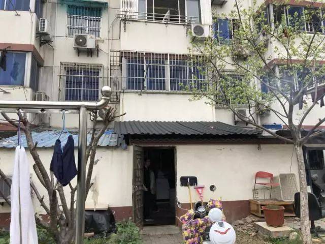 马桶边上制作盐水鹅,鸭肉满是污垢!苏州人当心,这些黑心食品专门卖给......