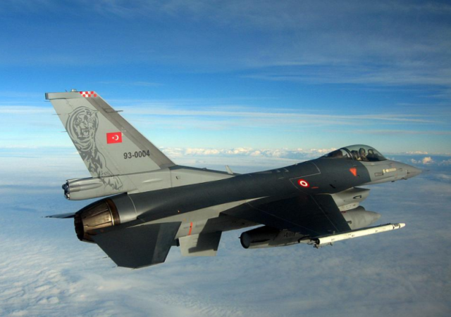 希腊空军幻影2000拦截土耳其军机时坠毁飞行员遇难
