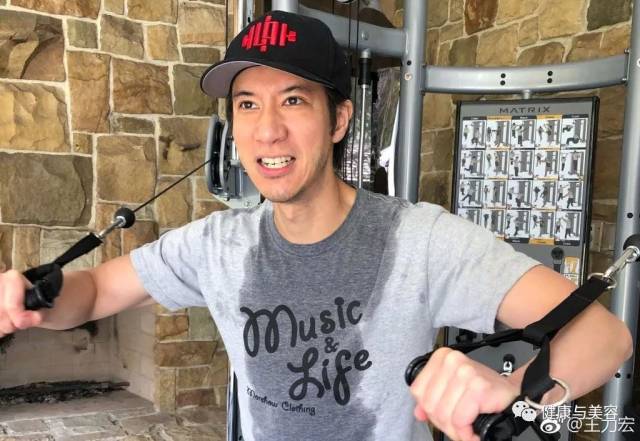 72kg的王力宏秀腹肌却被妻子无视!拴住男人的胃就等于