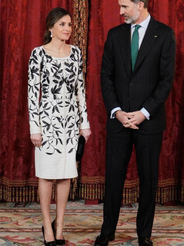 西班牙王后莱蒂齐亚陪同国王会见沙特王储,穿黑花白色