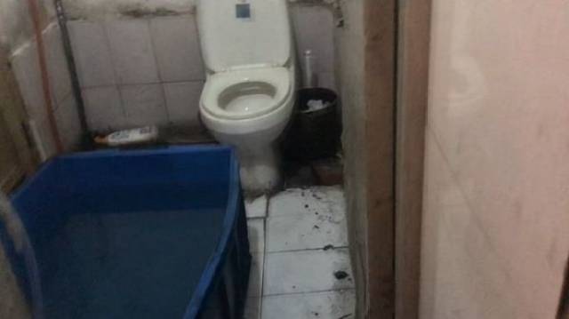 马桶边上制作盐水鹅,鸭肉满是污垢!苏州人当心,这些黑心食品专门卖给......