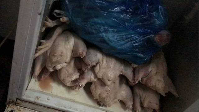 马桶边上制作盐水鹅,鸭肉满是污垢!苏州人当心,这些黑心食品专门卖给......