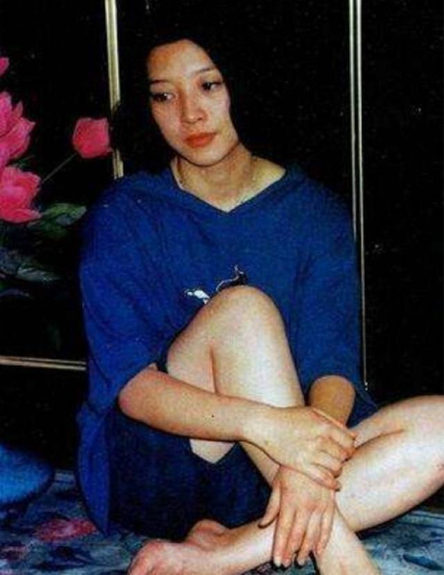 朱洁,爱新觉罗的后裔,曾在电影《长大成人》中扮演一名吸毒女,因在
