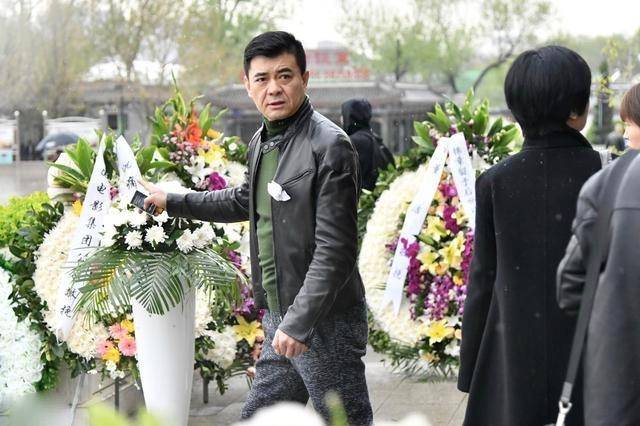 直击导演李大为葬礼现场,董洁刘威出席,前女友蒋勤勤献花致哀