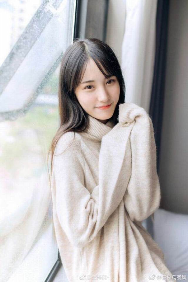 00后挑战奶茶妹妹 清纯的高中校服少女王梓莼