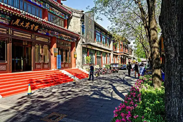 琉璃厂位于北京和平门外,是北京一条著名的文化街,在这里出售书籍和