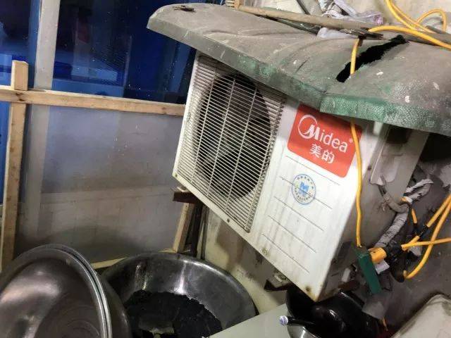 马桶边上制作盐水鹅,鸭肉满是污垢!苏州人当心,这些黑心食品专门卖给......