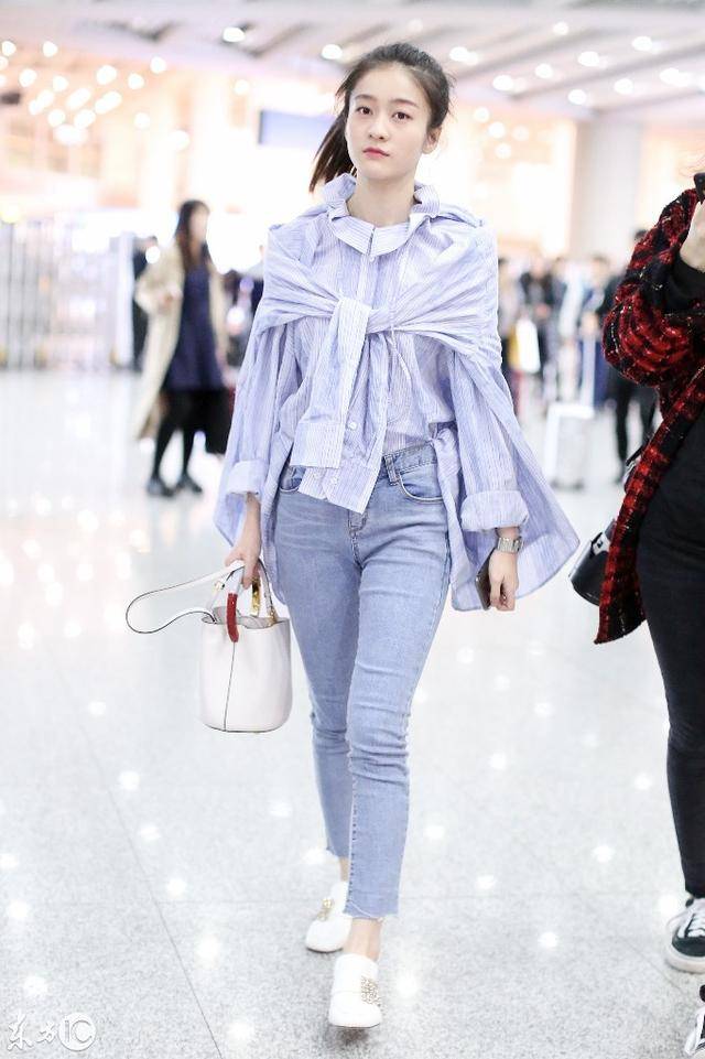 机场实拍:小美女张雪迎现身北京机场,一身打扮仙气十足!