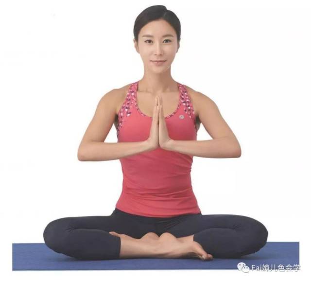 双手要按在左右锁骨中间的位置, 往前俯下,同时双臂往收拢, 肩胛