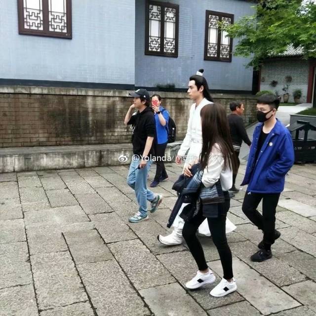 路人到横店影视城春游 在景区偶遇胡一天