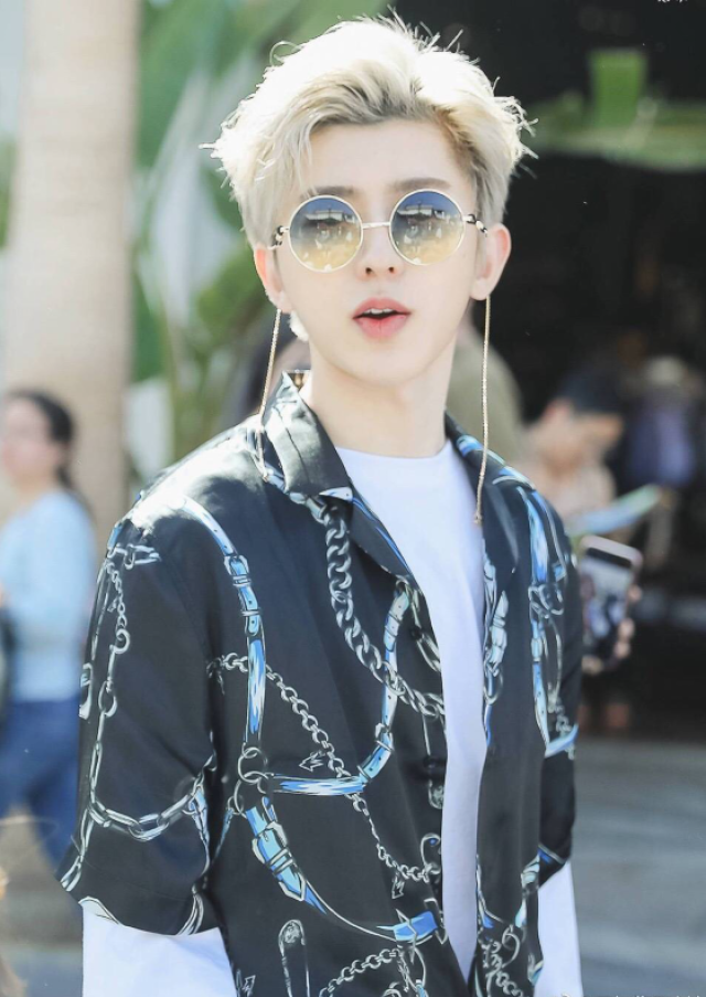 蔡徐坤范丞丞穿同款鞋,站在一起画面太美,看出