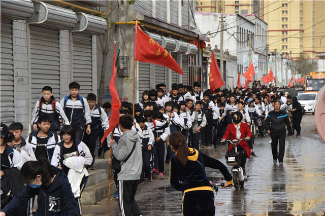 河北定州新华中学初中年级组举行了"研学旅行"远足活动