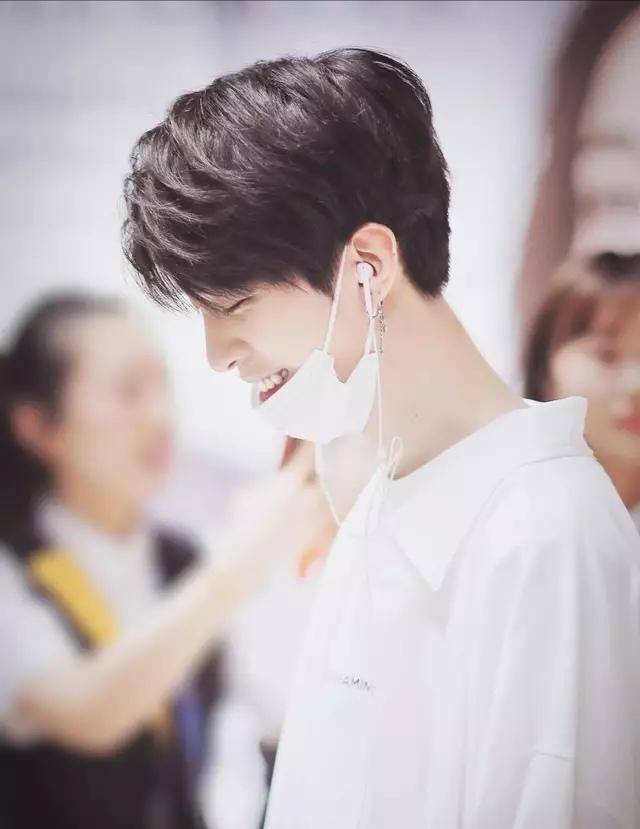 暖心!范丞丞选择粉丝拍的照片做壁纸,屏幕碎了